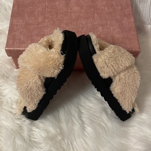 Ugg Fuzz Sugar Cross Slide New size 8, 9 - Picture 11 of 14